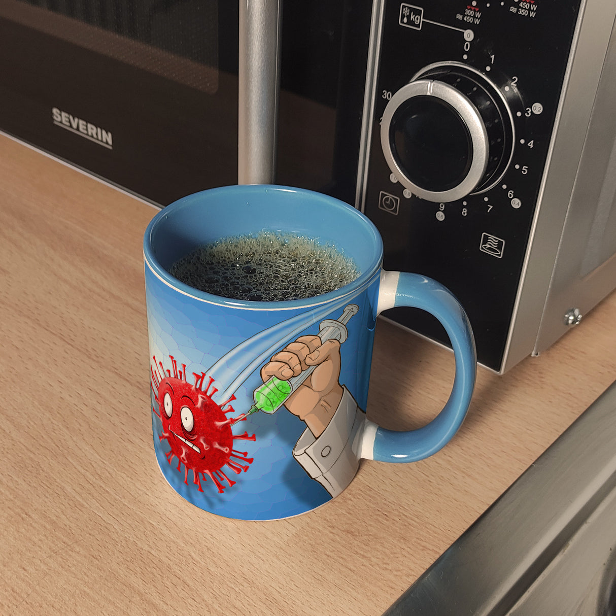 Kaffeebecher mit Virus und Spritzen Motiv - Geimpft! Lustiger Impfhumor