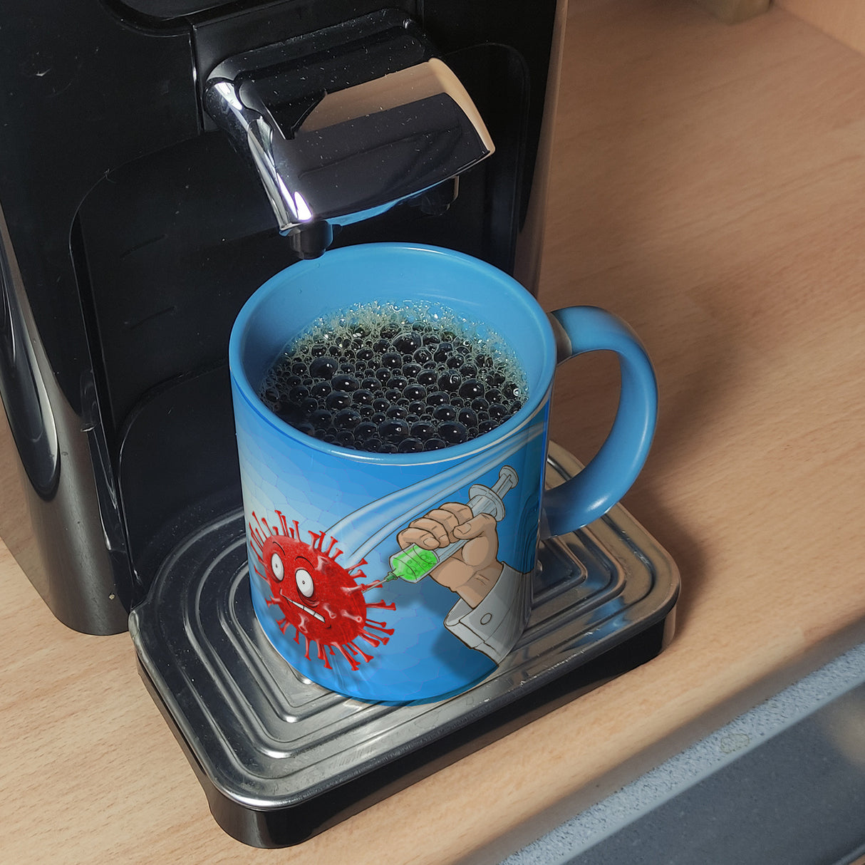 Kaffeebecher mit Virus und Spritzen Motiv - Geimpft! Lustiger Impfhumor