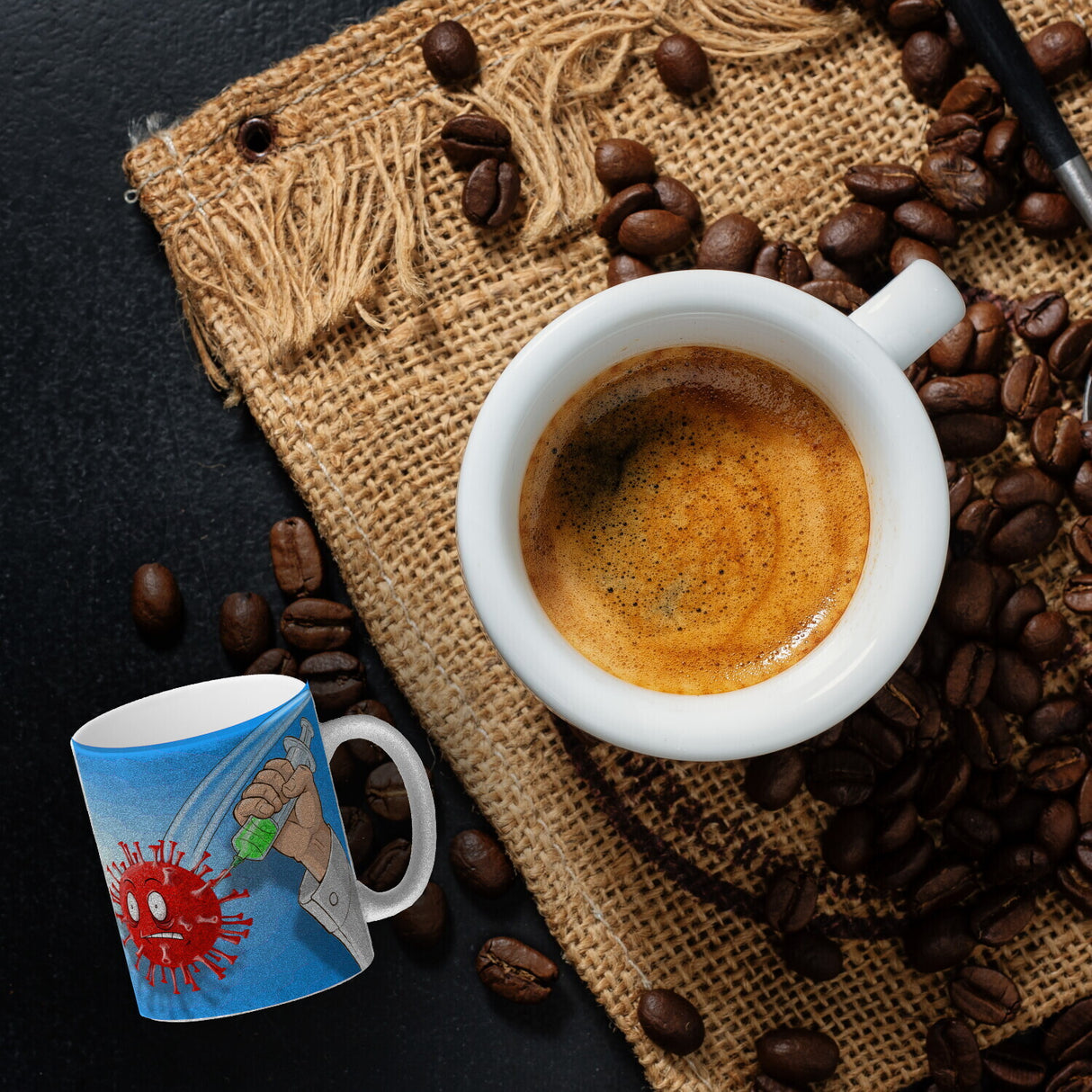 Kaffeebecher mit Virus und Spritzen Motiv - Geimpft! Lustiger Impfhumor