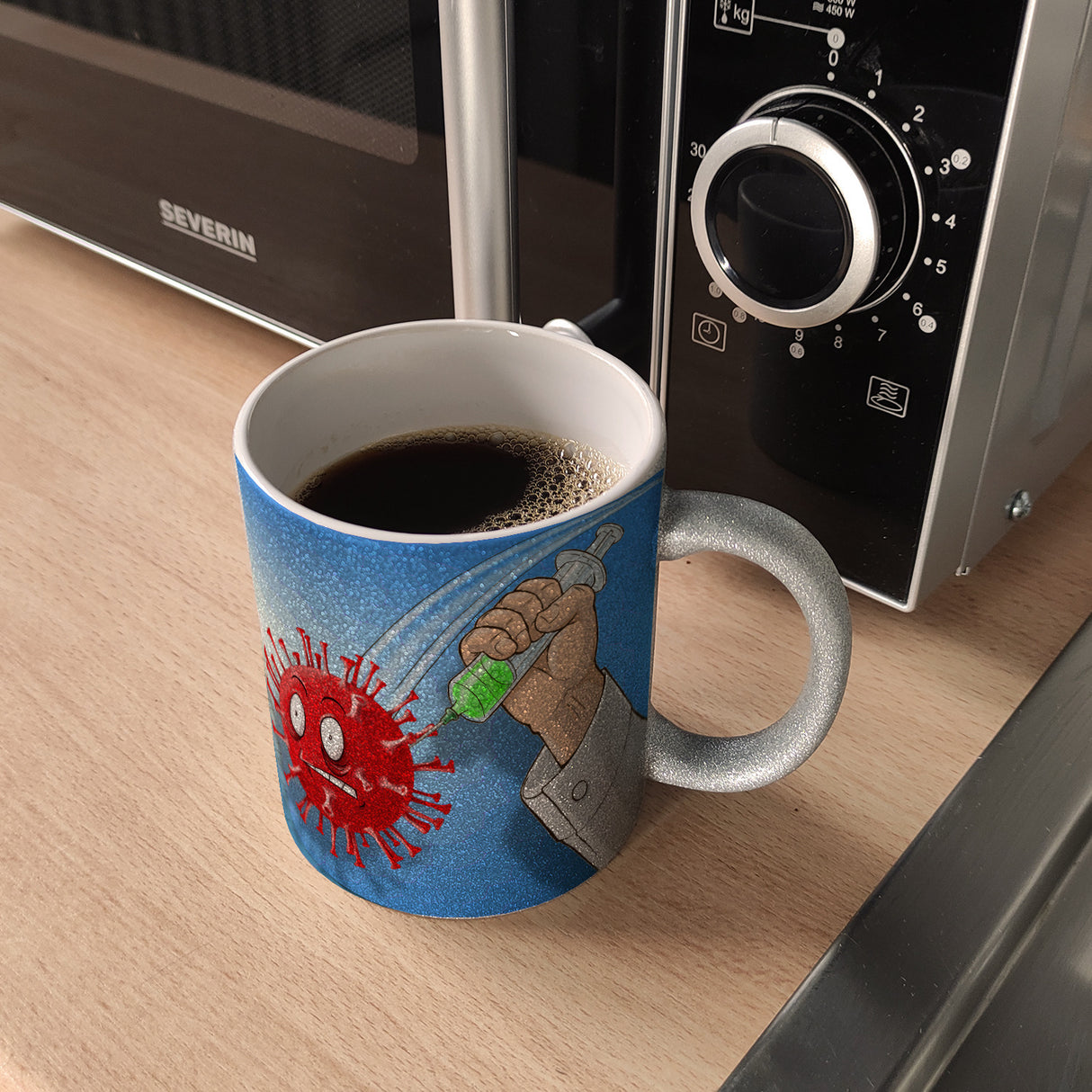 Kaffeebecher mit Virus und Spritzen Motiv - Geimpft! Lustiger Impfhumor