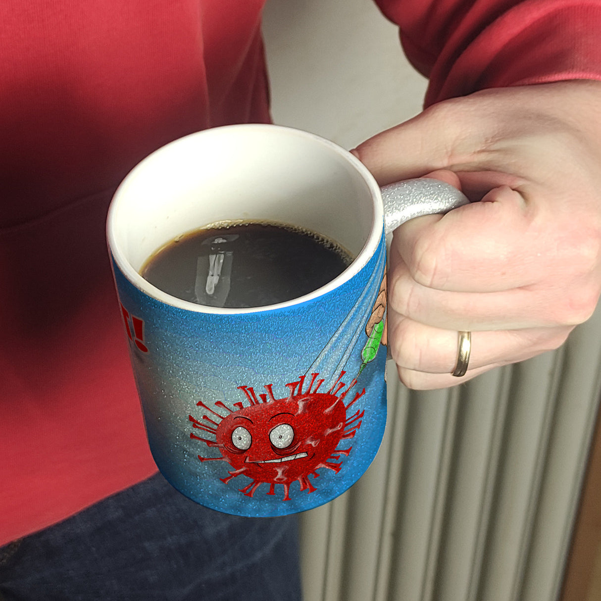 Kaffeebecher mit Virus und Spritzen Motiv - Geimpft! Lustiger Impfhumor