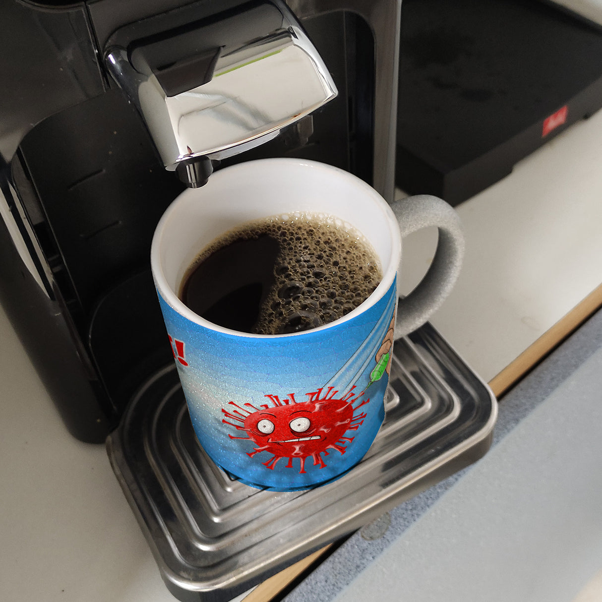 Kaffeebecher mit Virus und Spritzen Motiv - Geimpft! Lustiger Impfhumor