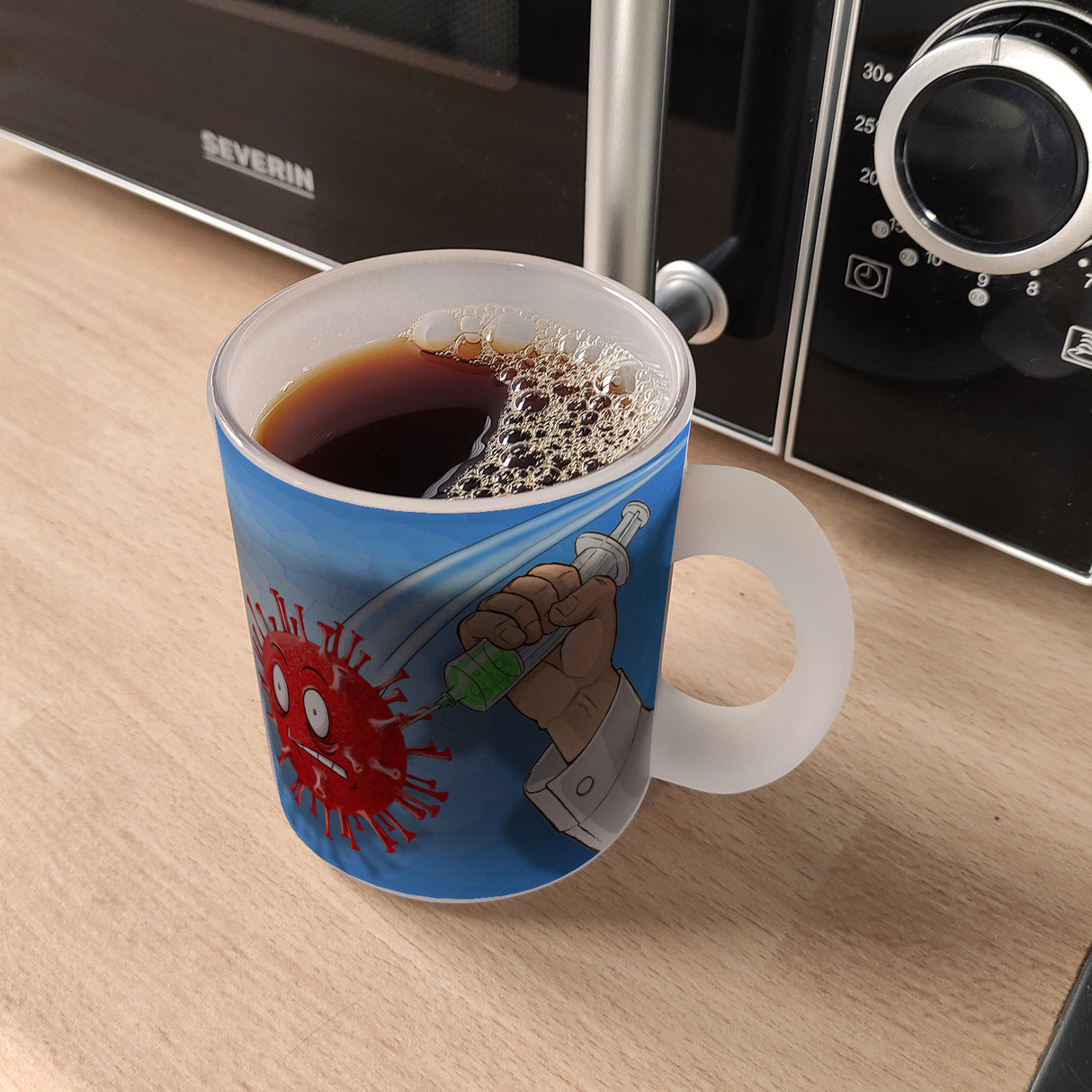 Kaffeebecher mit Virus und Spritzen Motiv - Geimpft! Lustiger Impfhumor