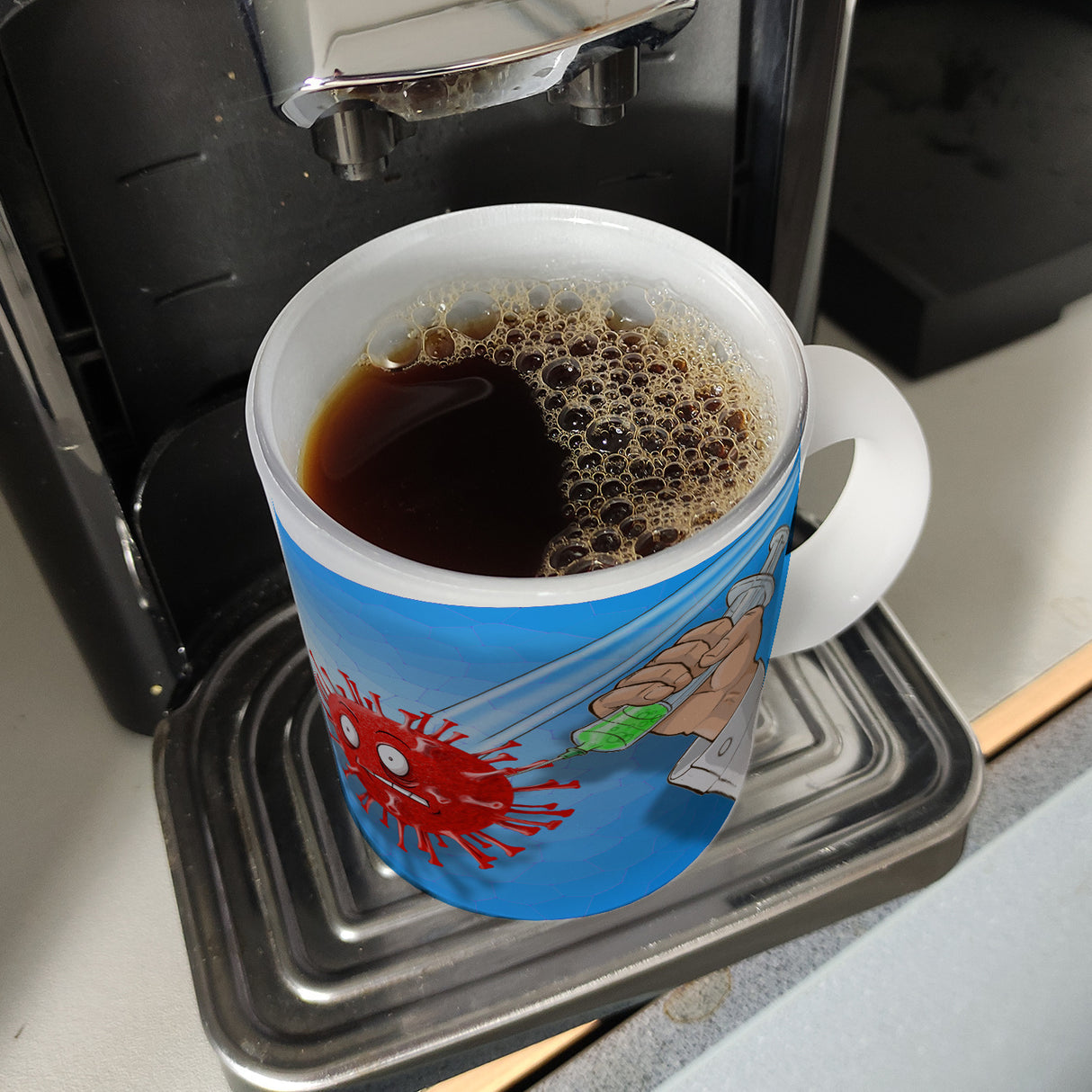 Kaffeebecher mit Virus und Spritzen Motiv - Geimpft! Lustiger Impfhumor
