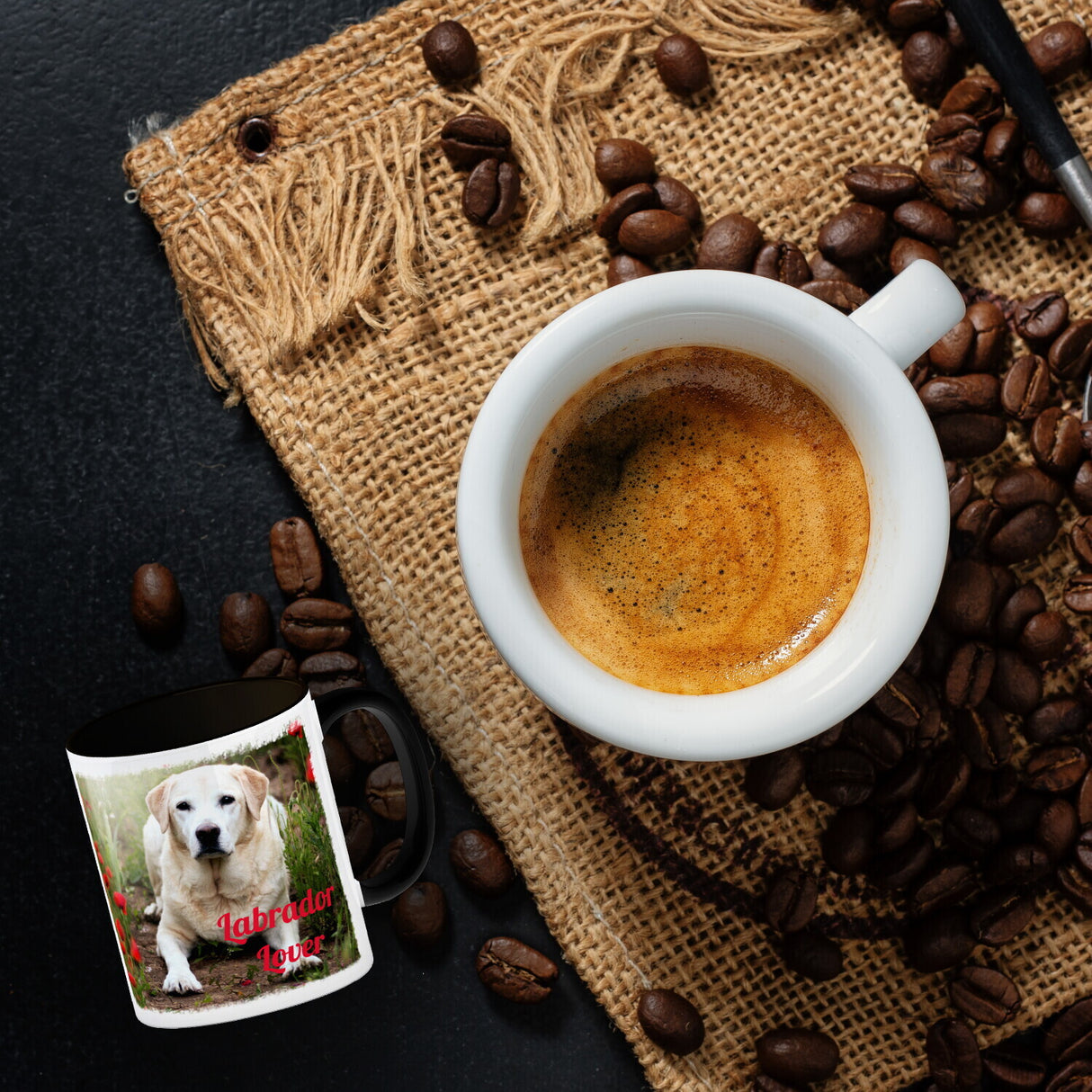Kaffeetasse mit Fotomotiv Labrador Lover - Labrador im Mohnfeld