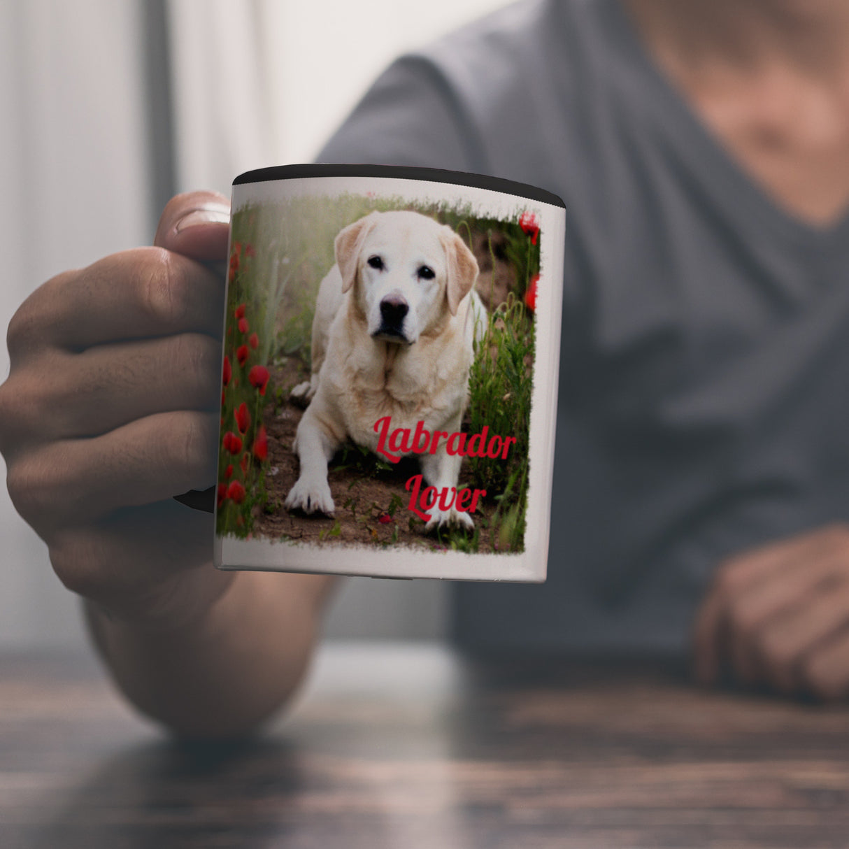 Kaffeetasse mit Fotomotiv Labrador Lover - Labrador im Mohnfeld
