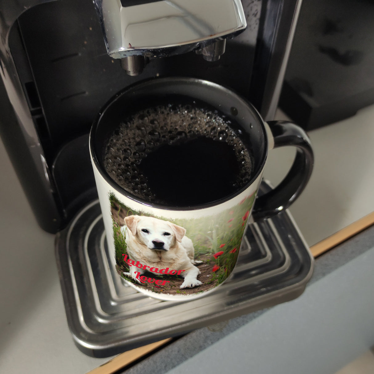 Kaffeetasse mit Fotomotiv Labrador Lover - Labrador im Mohnfeld