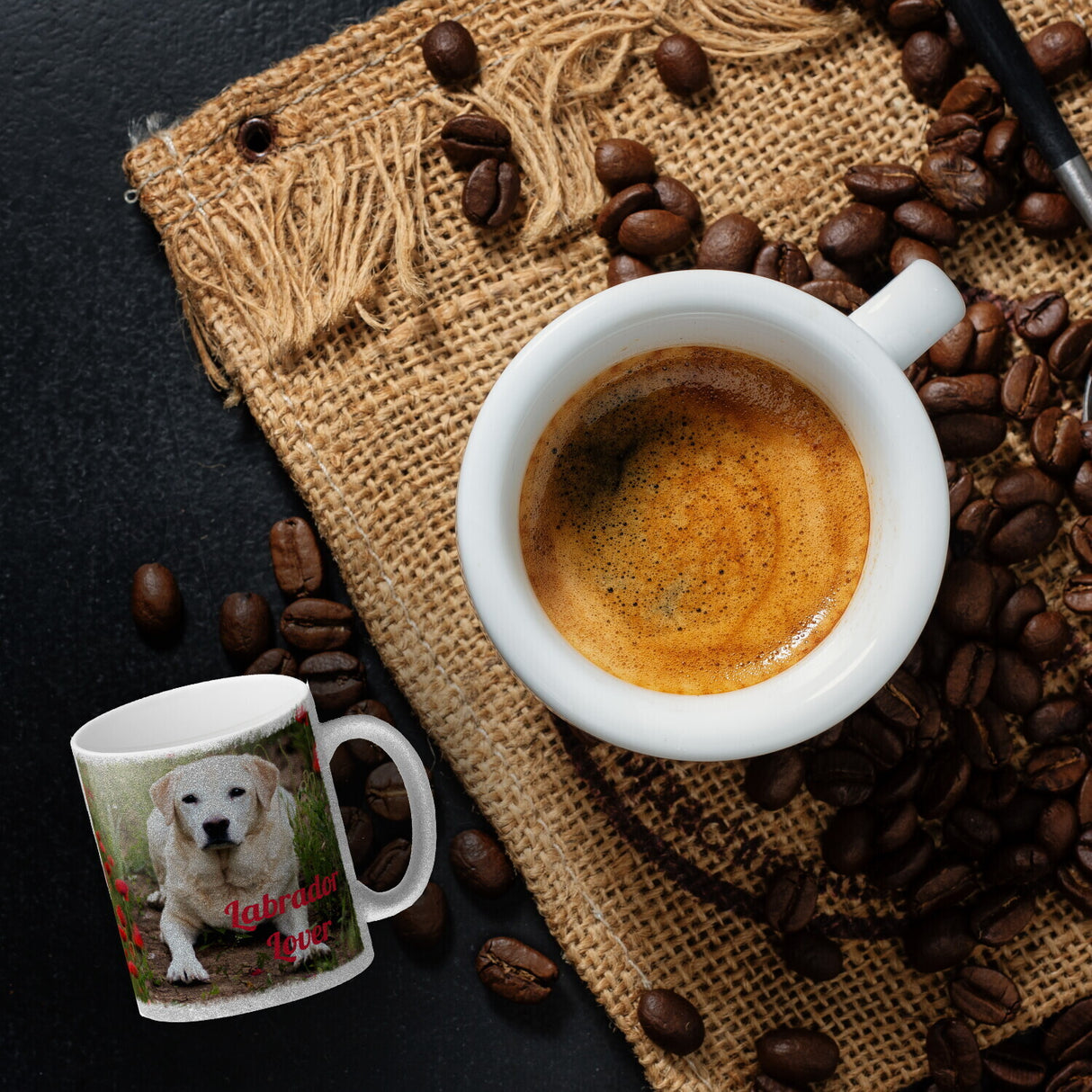 Kaffeetasse mit Fotomotiv Labrador Lover - Labrador im Mohnfeld