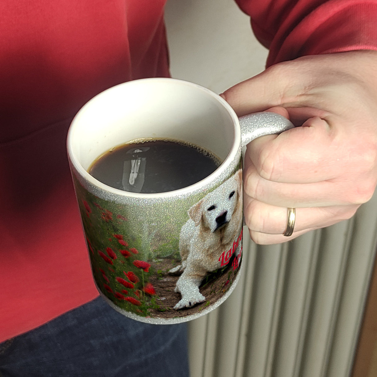 Kaffeetasse mit Fotomotiv Labrador Lover - Labrador im Mohnfeld