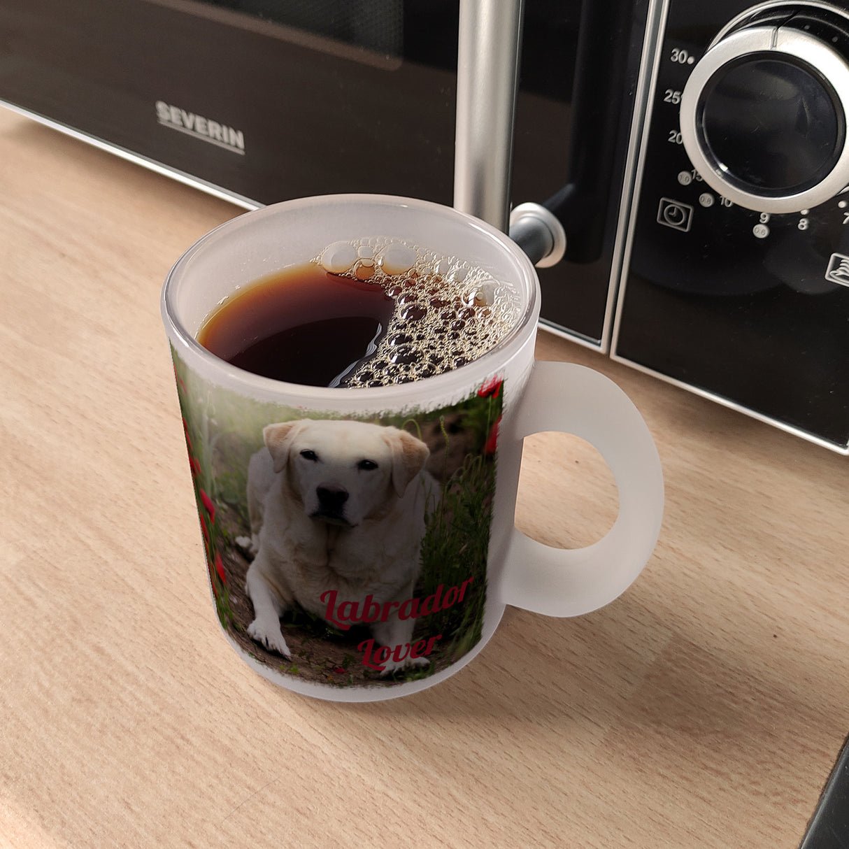 Kaffeetasse mit Fotomotiv Labrador Lover - Labrador im Mohnfeld