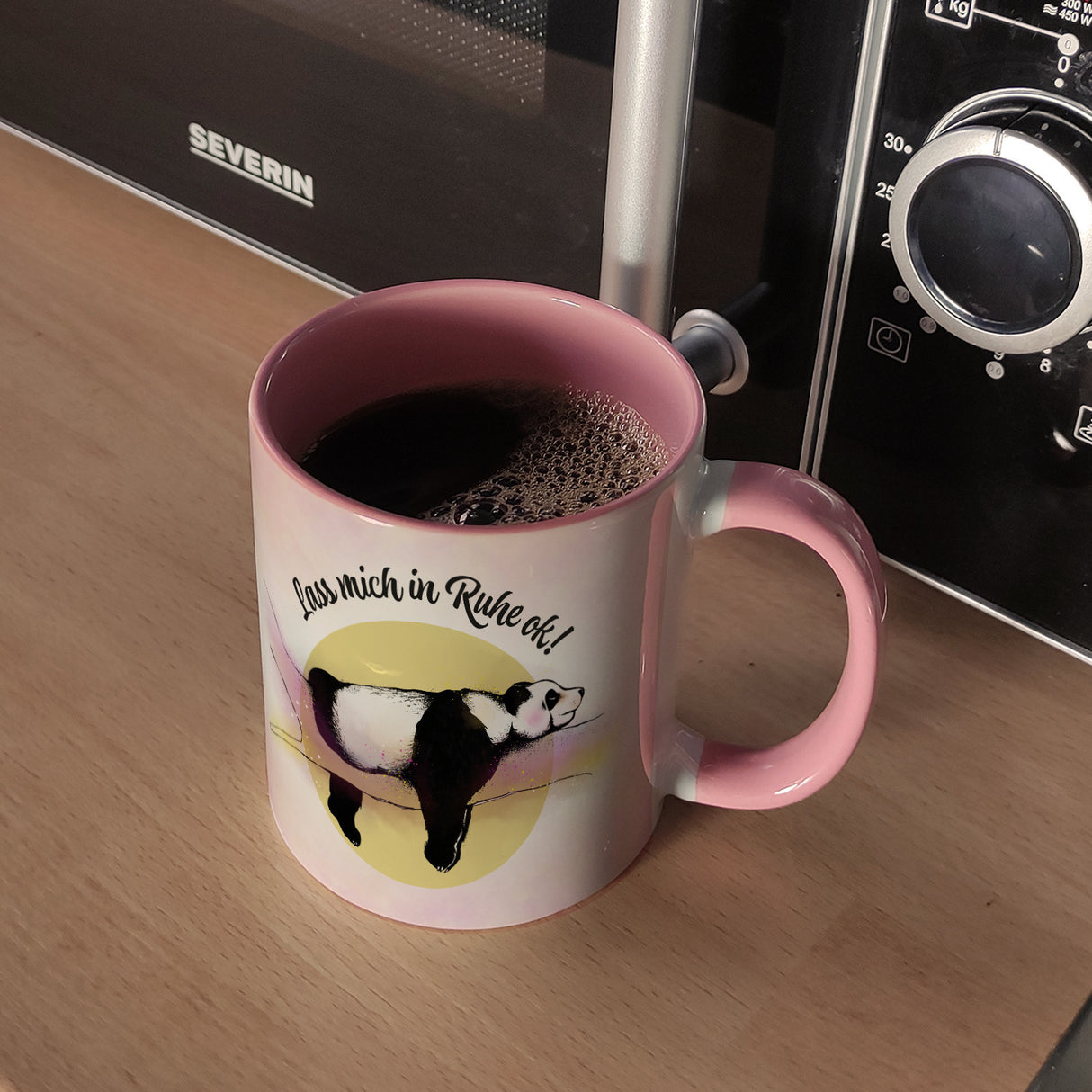 Panda auf einem Ast Kaffeebecher Lass mich in Ruhe ok! in bunten Farben