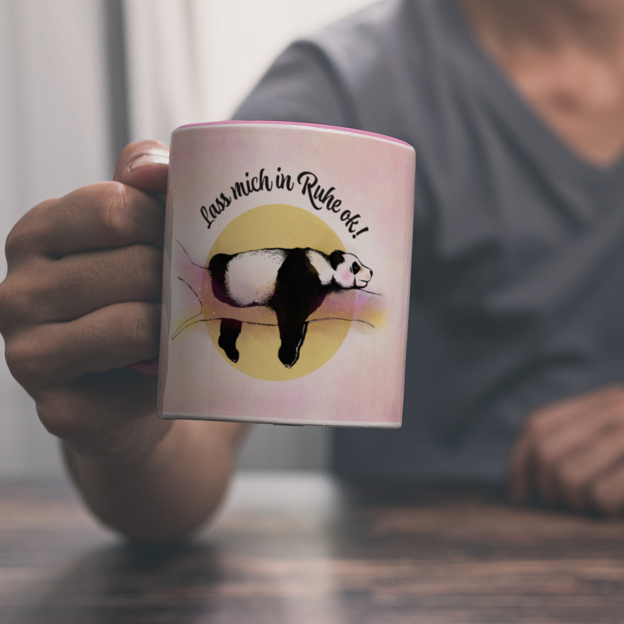 Panda auf einem Ast Kaffeebecher Lass mich in Ruhe ok! in bunten Farben