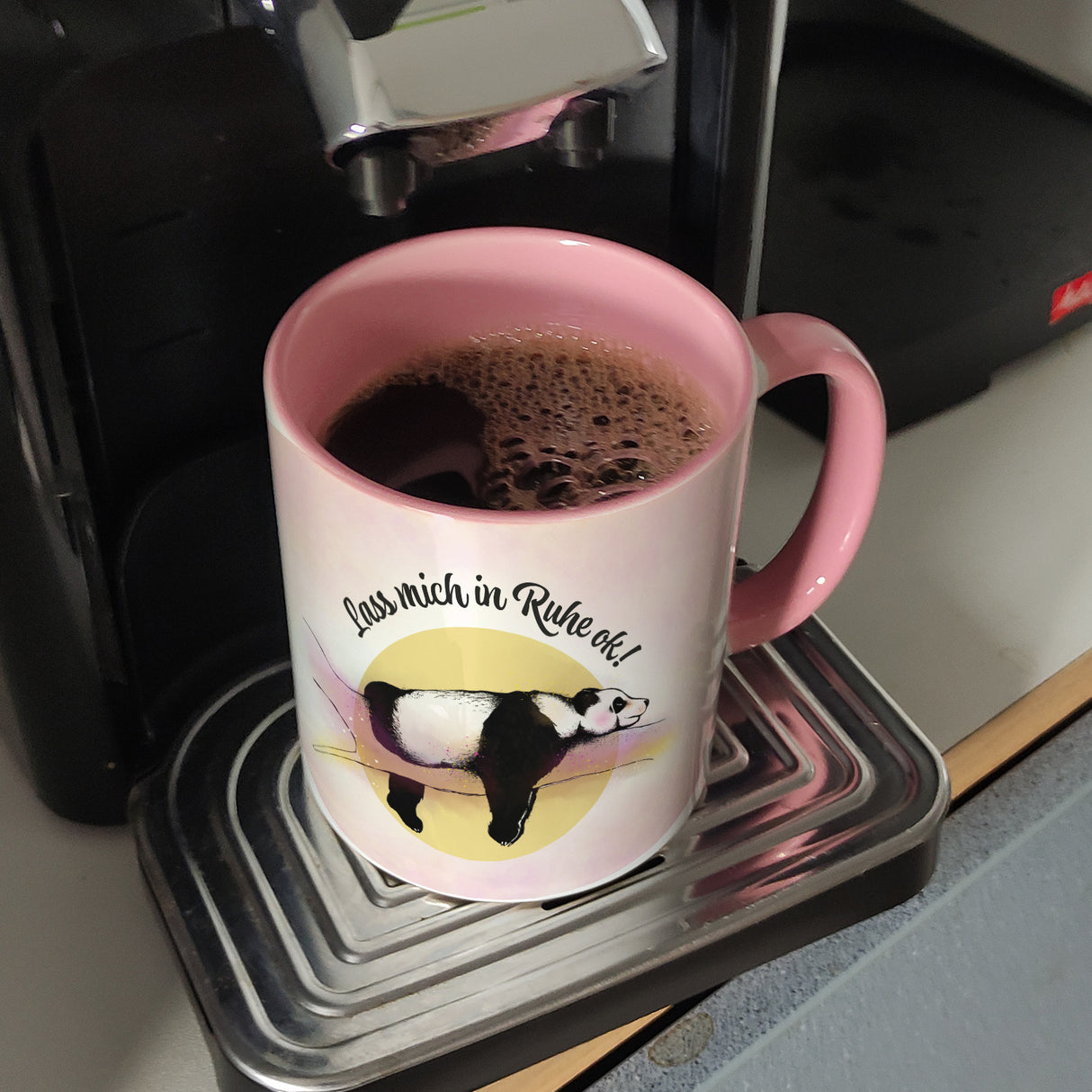 Panda auf einem Ast Kaffeebecher Lass mich in Ruhe ok! in bunten Farben