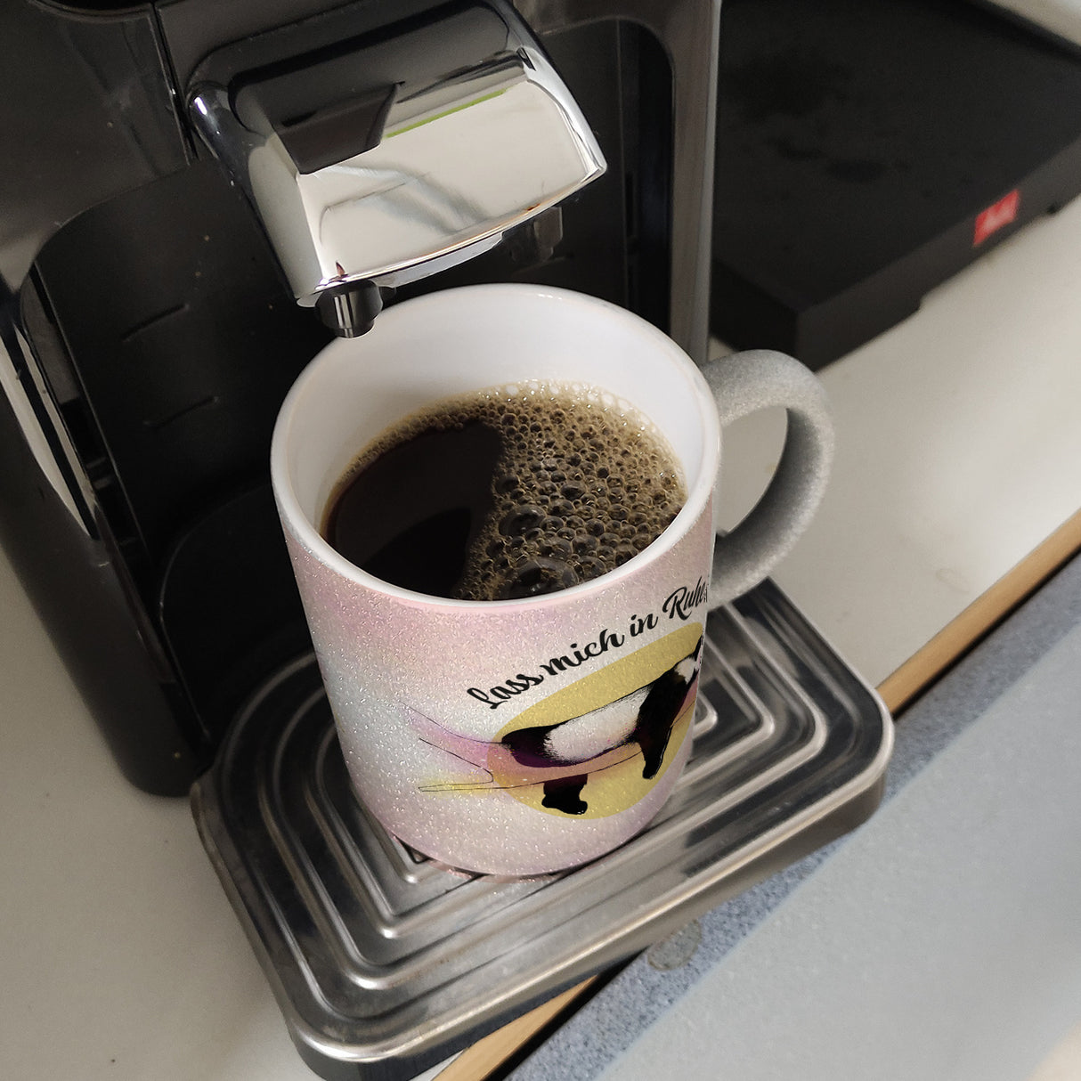 Panda auf einem Ast Kaffeebecher Lass mich in Ruhe ok! in bunten Farben