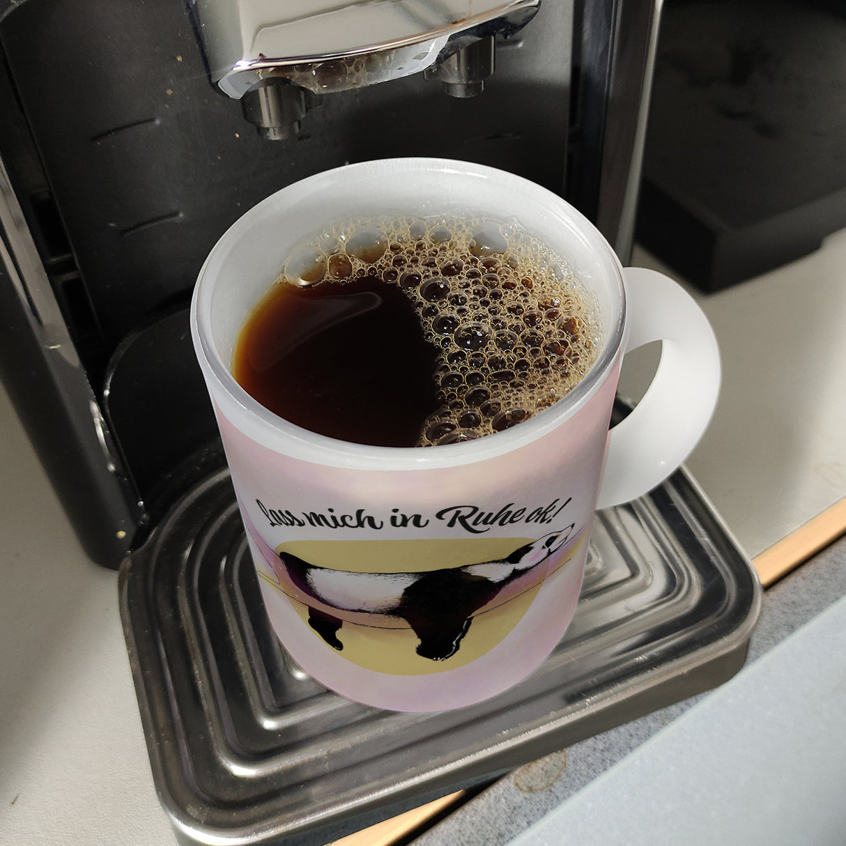 Panda auf einem Ast Kaffeebecher Lass mich in Ruhe ok! in bunten Farben