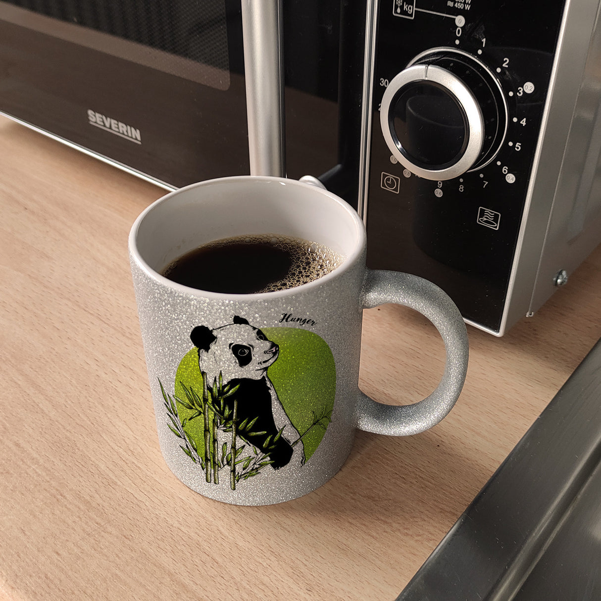 Panda mit Bambus Kaffeebecher und grün