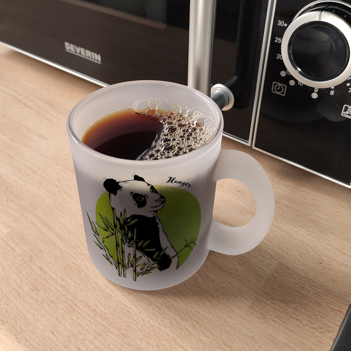 Panda mit Bambus Kaffeebecher und grün