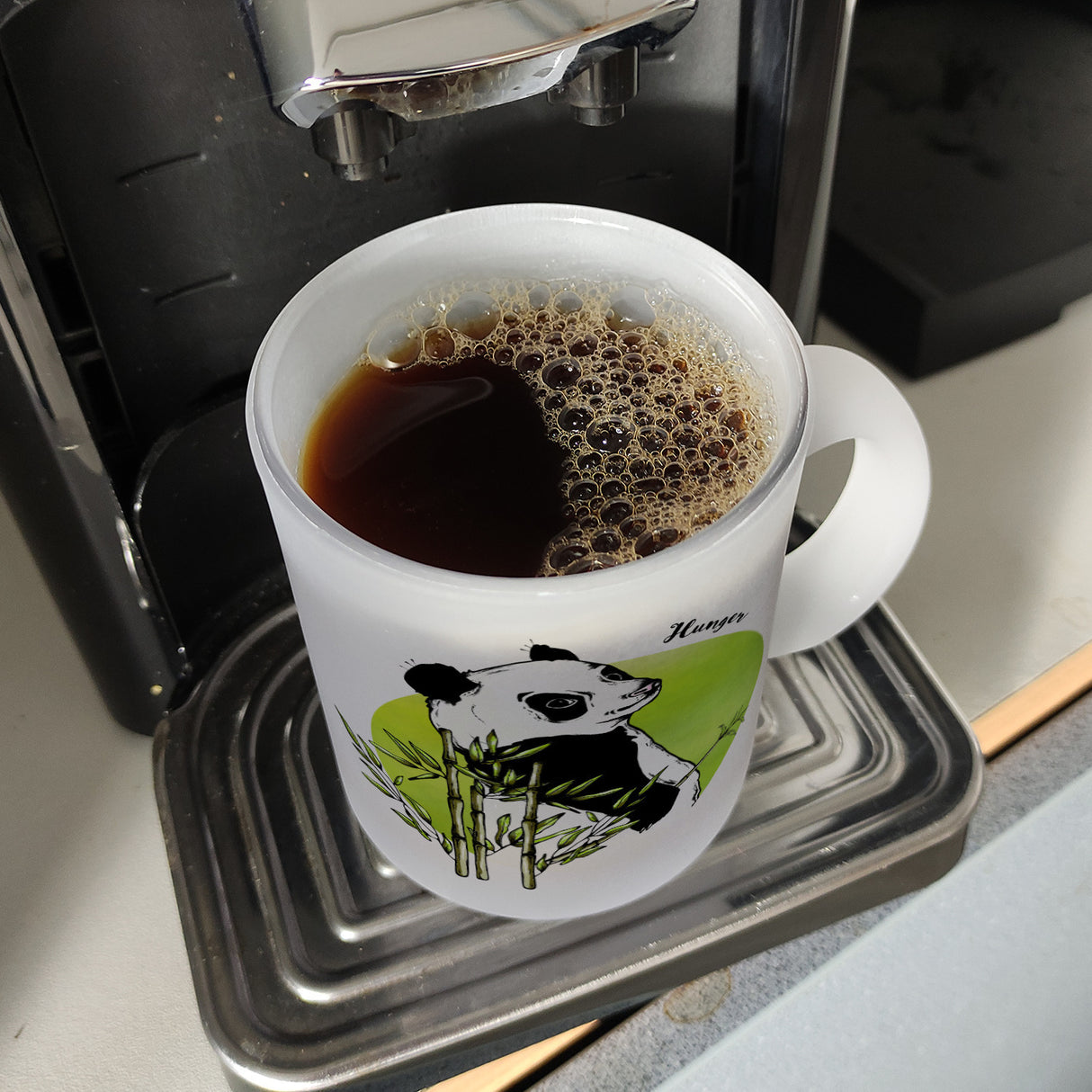 Panda mit Bambus Kaffeebecher und grün