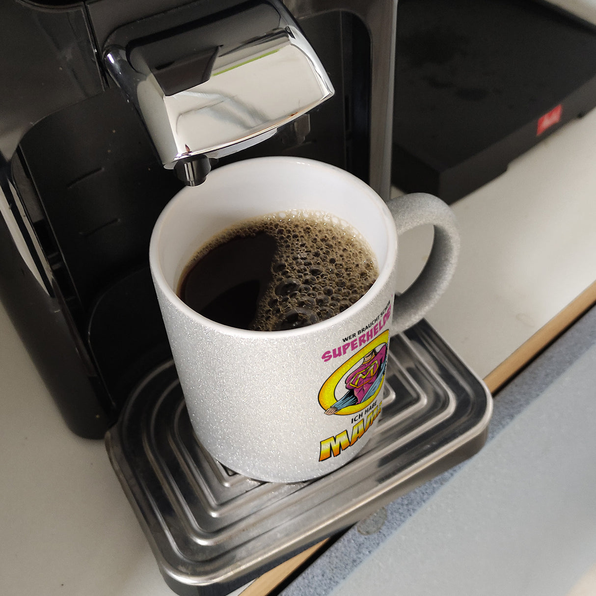 Kaffeebecher Comic mit Spruch - Wer braucht schon Superhelden? Ich habe Mama