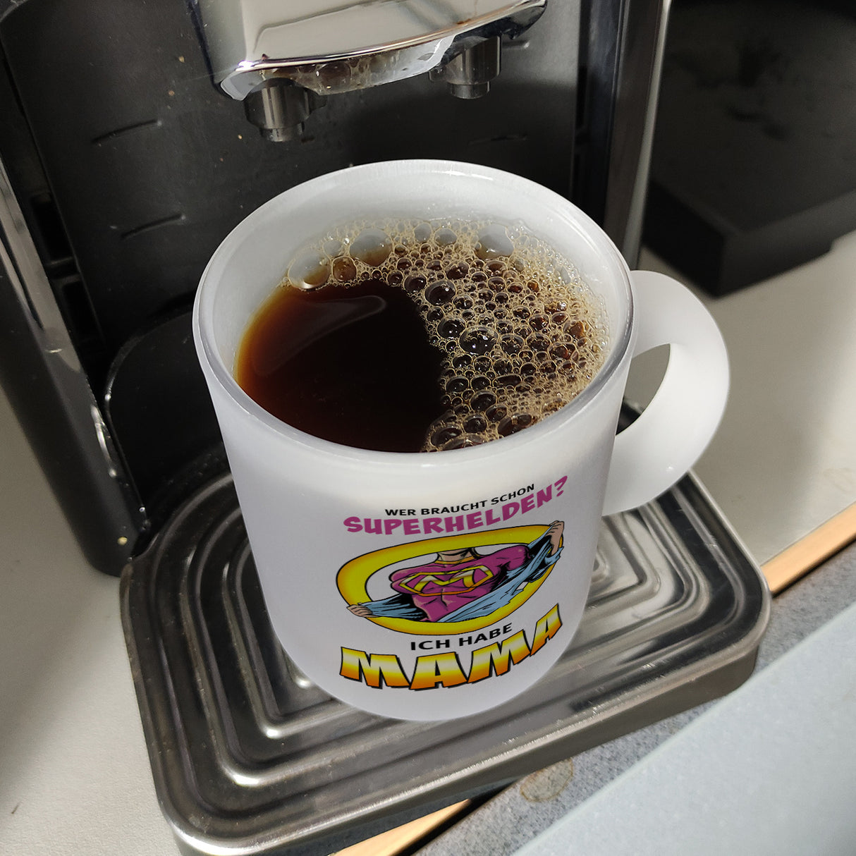 Kaffeebecher Comic mit Spruch - Wer braucht schon Superhelden? Ich habe Mama