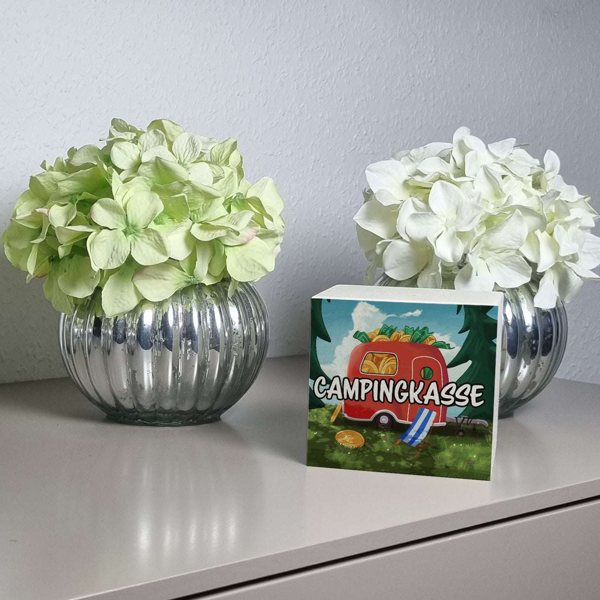 Spardose aus Keramik mit Camper Motiv und Text - Wohnwagen im Wald Campingkasse