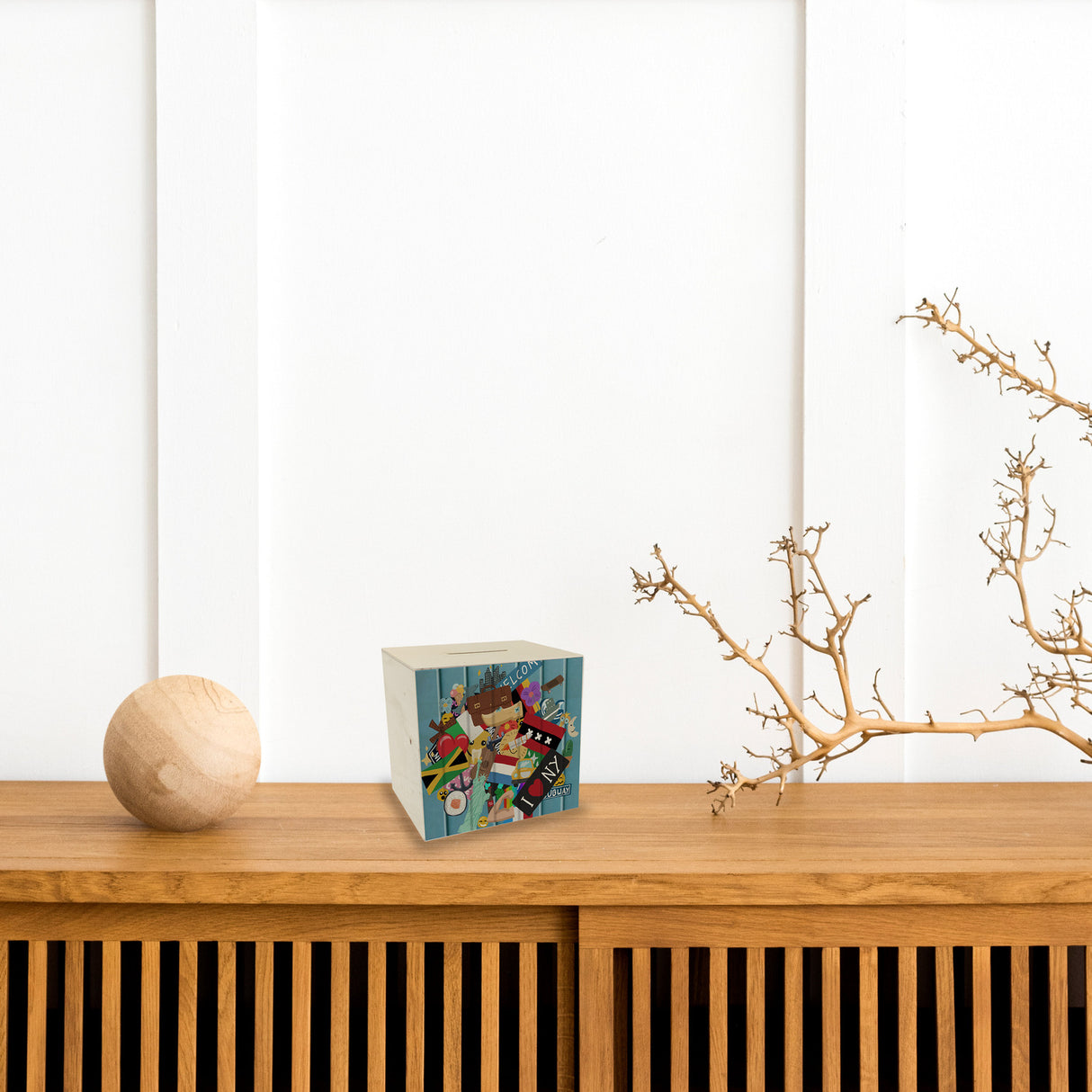 Spardose aus Keramik im Koffer Design mit Stickeroptik aus verschiedenen Ländern