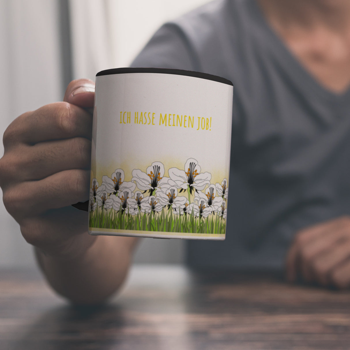 Kaffeebecher mit Wiesen-Motiv, Biene und witzigem Spruch fürs Büro oder Kollegen