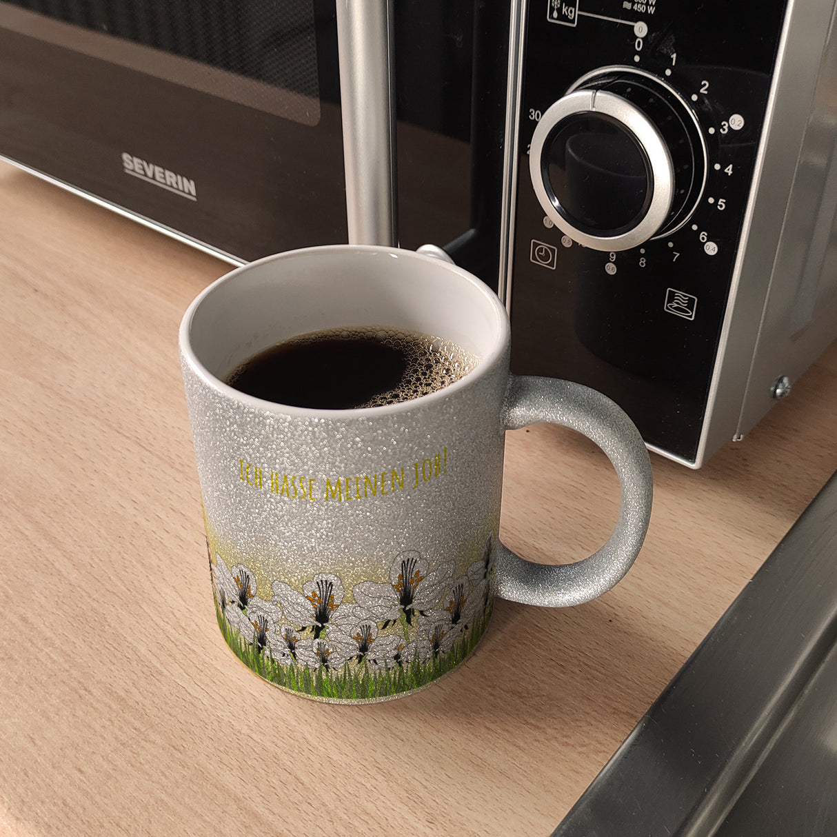 Kaffeebecher mit Wiesen-Motiv, Biene und witzigem Spruch fürs Büro oder Kollegen