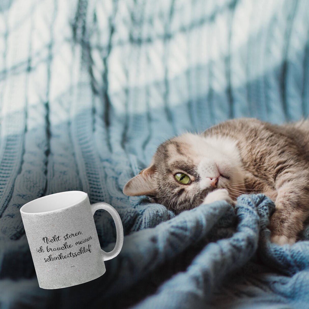 Kaffeebecher in pastellfarben mit schlafender Katze und witzigem Spruch