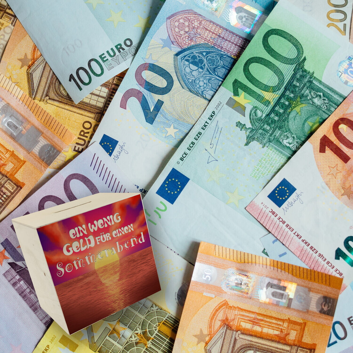 Spardose mit schönem Sonnenuntergang - Ein wenig Geld für einen Sommerabend