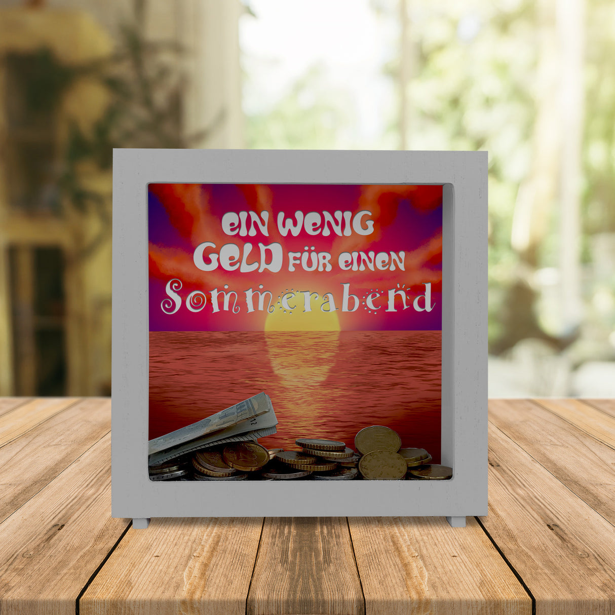 Spardose mit schönem Sonnenuntergang - Ein wenig Geld für einen Sommerabend