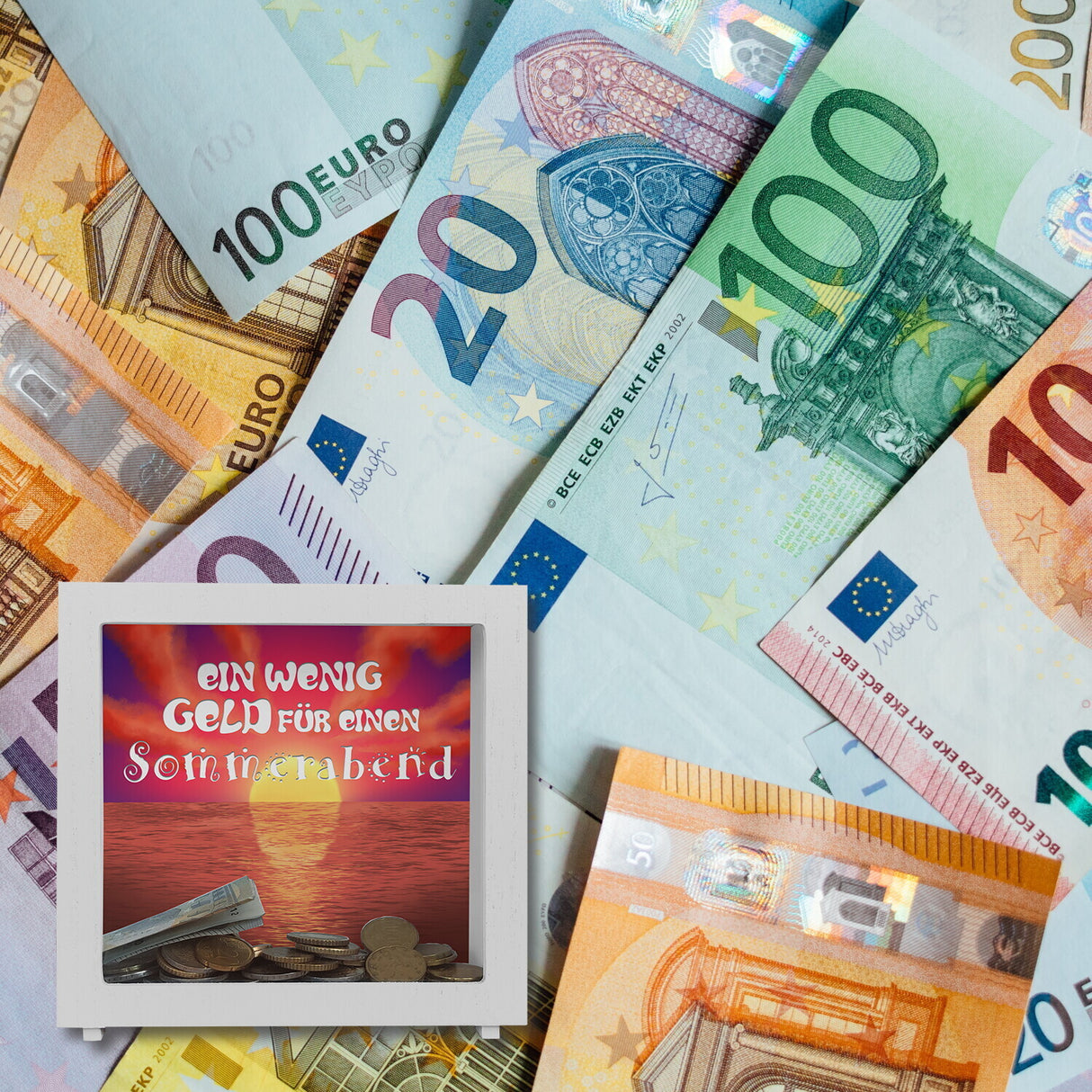 Spardose mit schönem Sonnenuntergang - Ein wenig Geld für einen Sommerabend