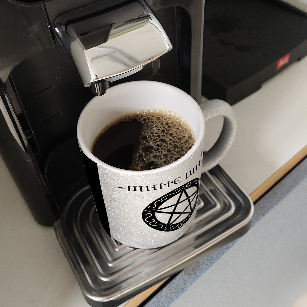 Kaffeebecher mit magischen Pentagrammen und Spruch - White Witch - Dark Witch