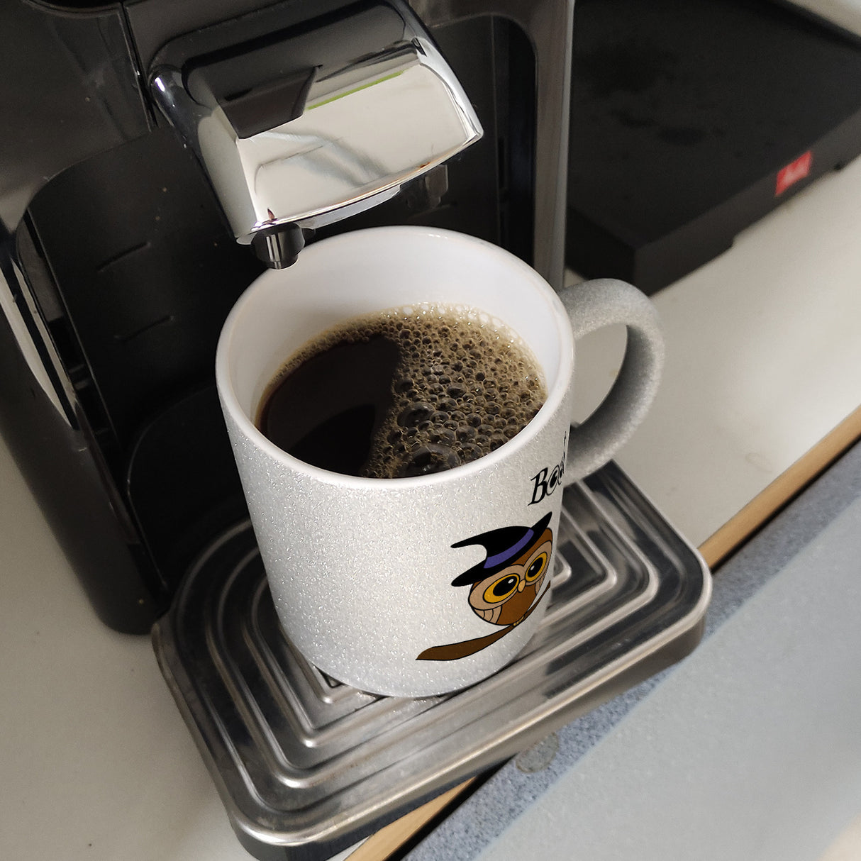 Kaffeebecher für Halloween mit niedlichem Eulenmotiv und Spruch - BOOH!