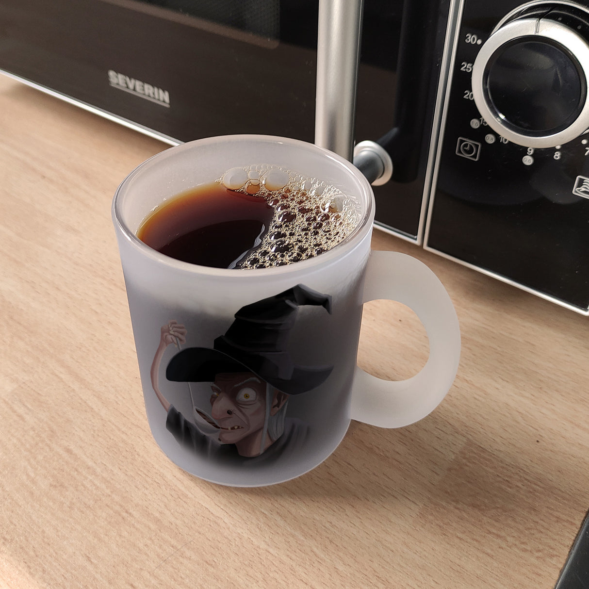 Kaffeebecher mit lustigem Motiv und Spruch - Auch Hexen brauchen Kaffee -