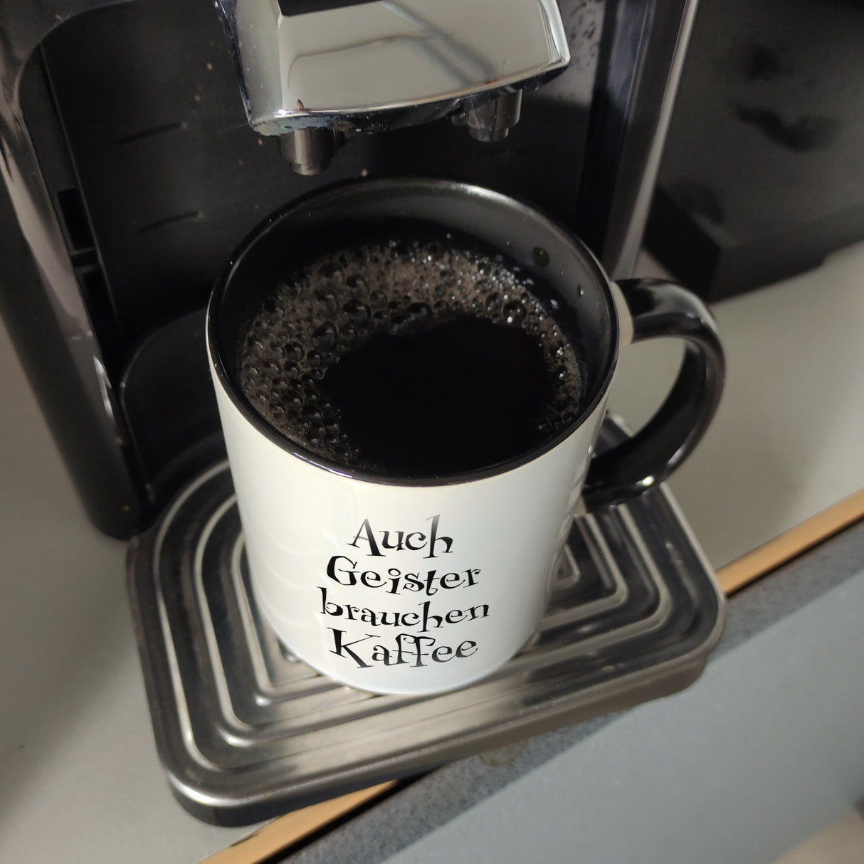 Kaffeebecher mit lustigem Motiv und Spruch - Auch Geister brauchen Kaffee -