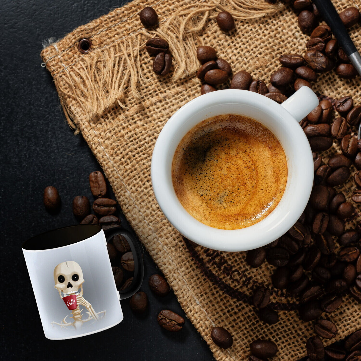 Kaffeebecher mit lustigem Motiv und Spruch - Auch Skelette brauchen Kaffee -
