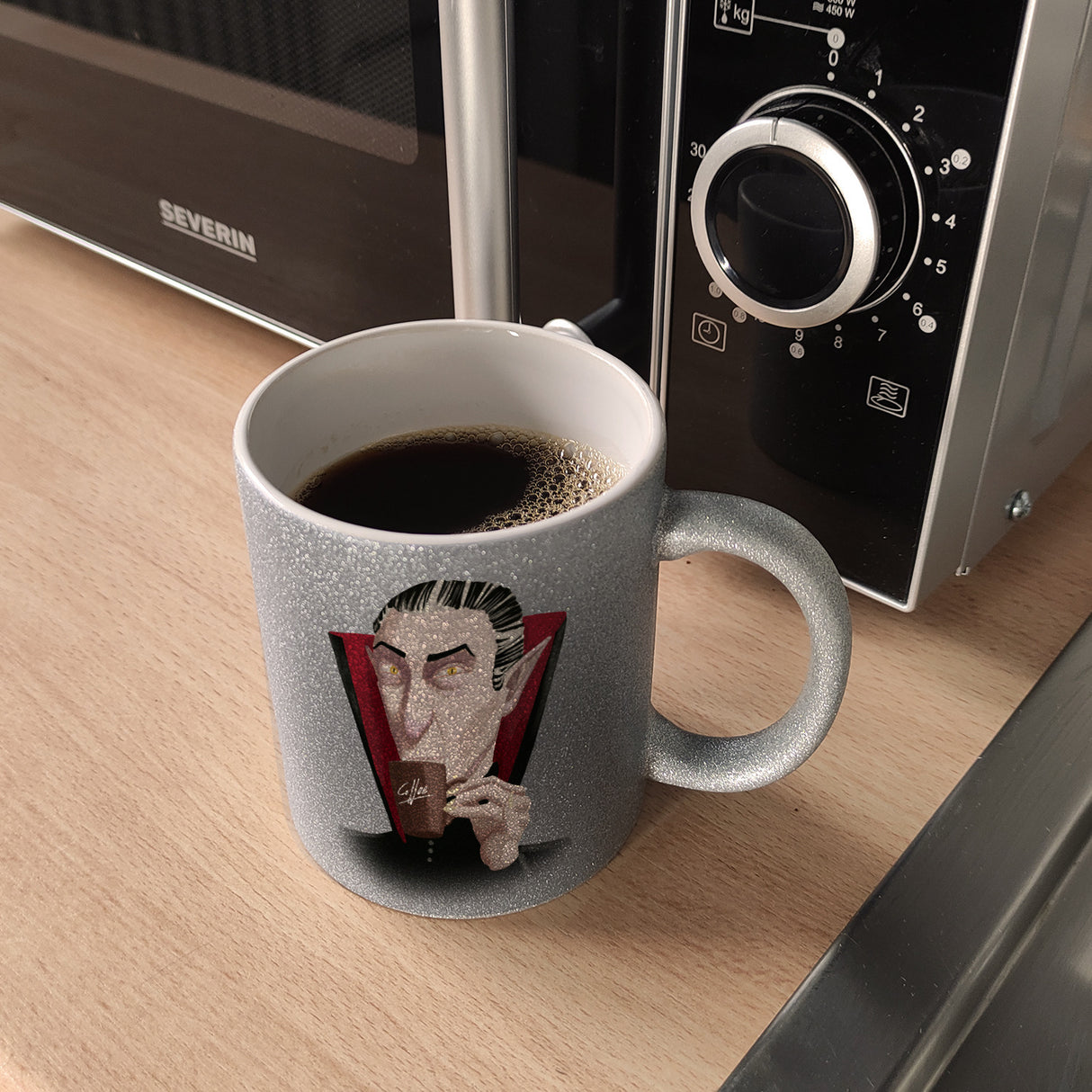 Kaffeebecher mit lustigem Motiv und Spruch - Auch Vampire brauchen Kaffee -