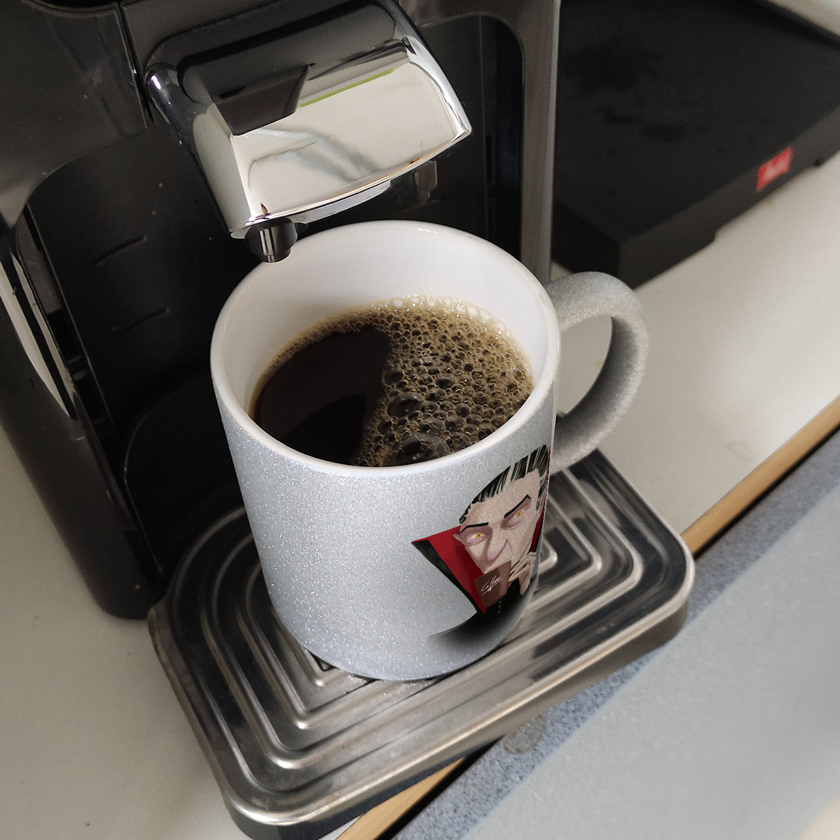Kaffeebecher mit lustigem Motiv und Spruch - Auch Vampire brauchen Kaffee -
