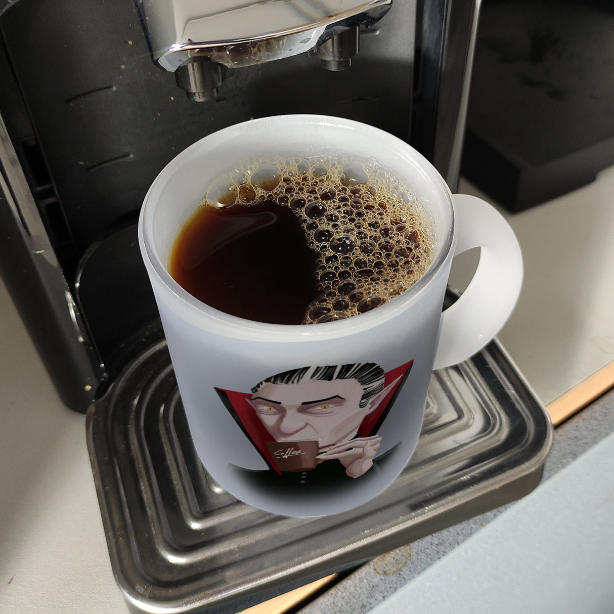 Kaffeebecher mit lustigem Motiv und Spruch - Auch Vampire brauchen Kaffee -