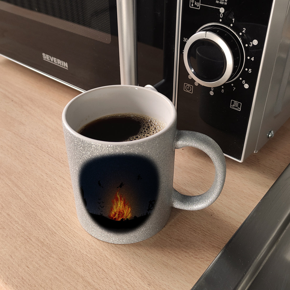 Kaffeetasse mit gruseligem Hexenfeuer Motiv und Spruch - Happy Halloween