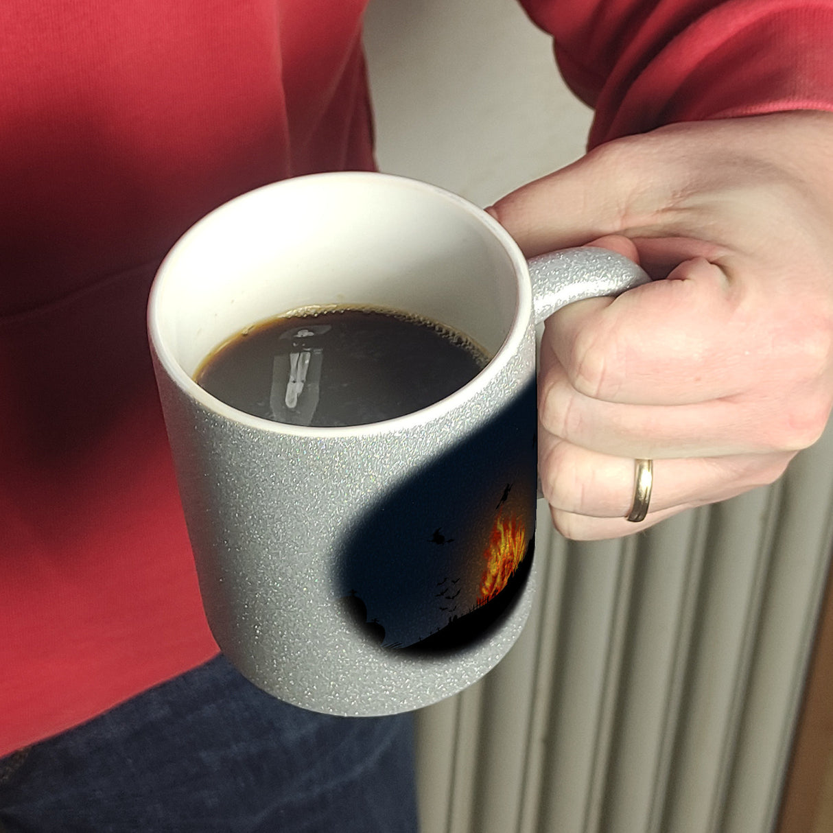 Kaffeetasse mit gruseligem Hexenfeuer Motiv und Spruch - Happy Halloween