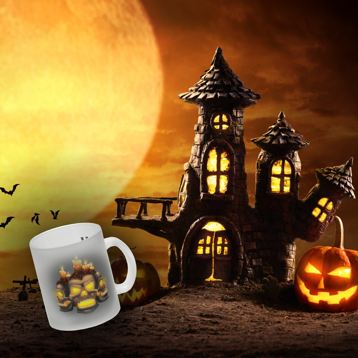 Kaffeetasse mit Totenköpfen und brennenden Kerzen - Happy Halloween