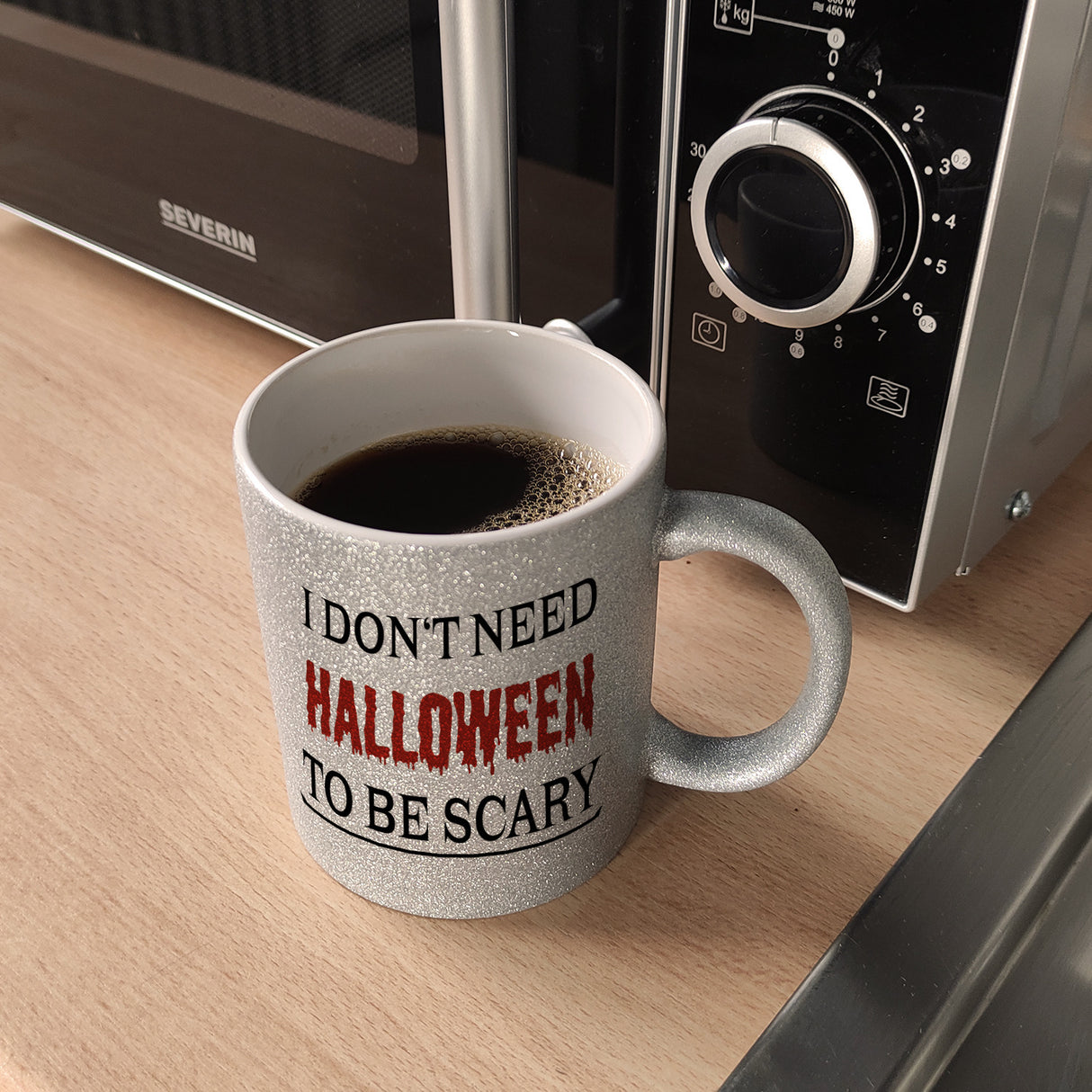 Kaffeetasse mit lustigem Motiv und Spruch - I don't need Halloween to be scary