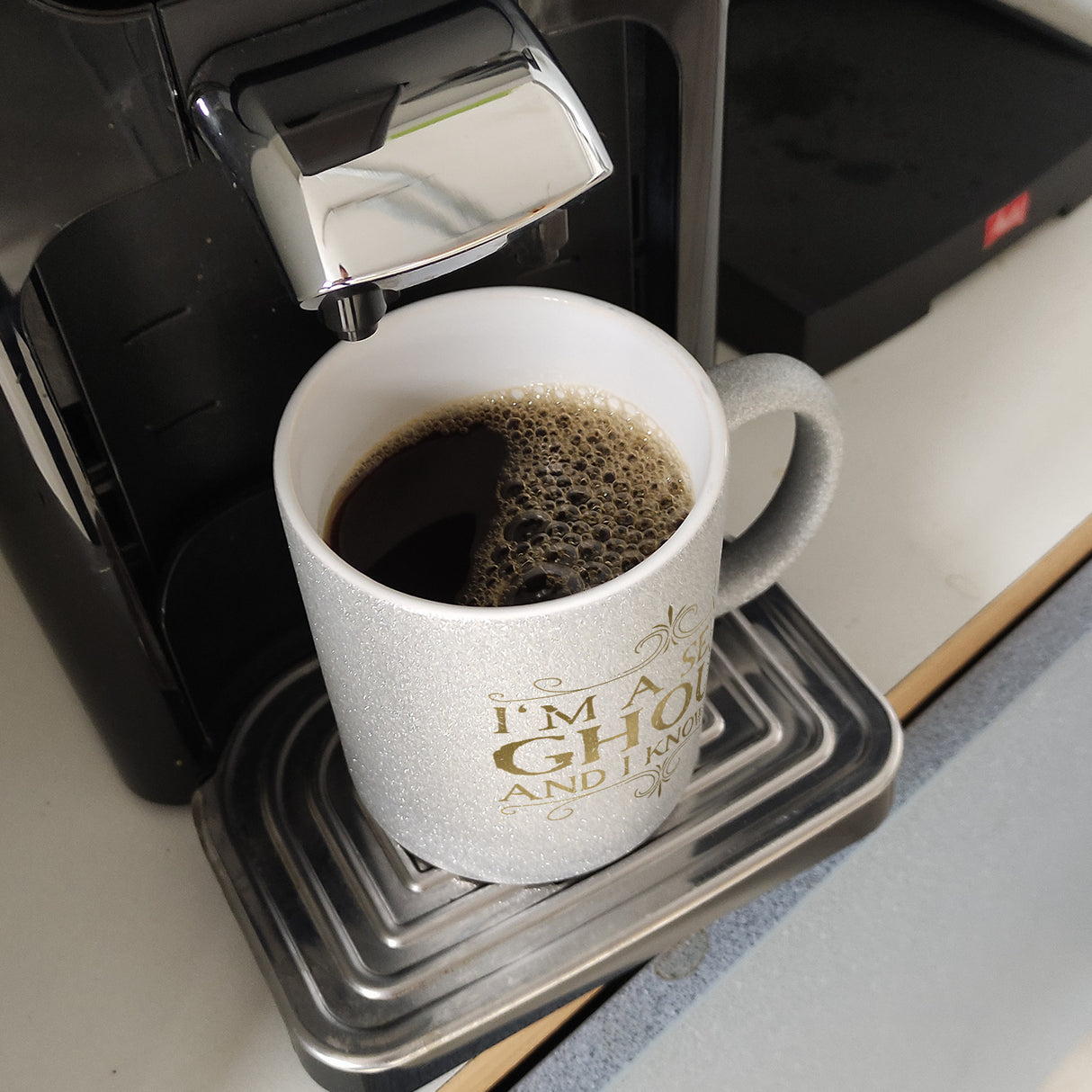 Kaffeetasse mit sexy Zombie und Spruch - I'm a sexy ghoul and I know it
