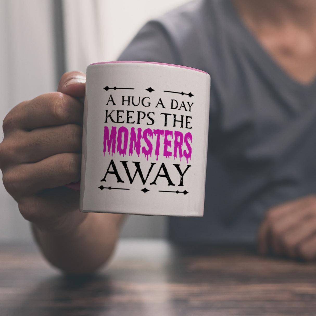 Kaffeetasse für Halloween mit Spruch - A hug a day keeps the monsters away