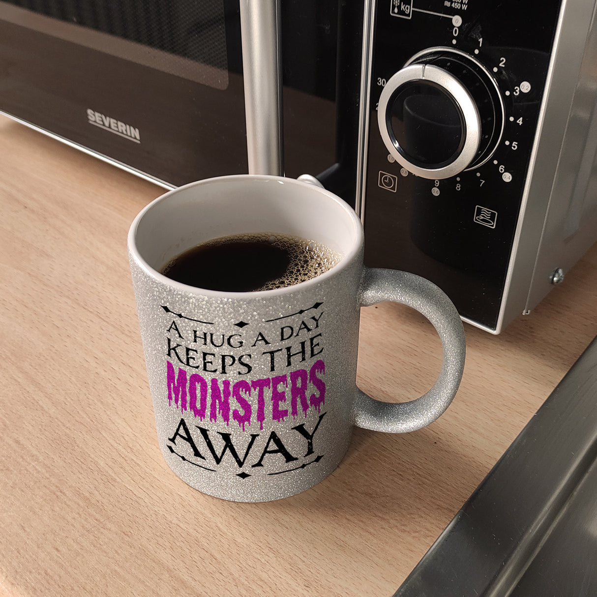 Kaffeetasse für Halloween mit Spruch - A hug a day keeps the monsters away