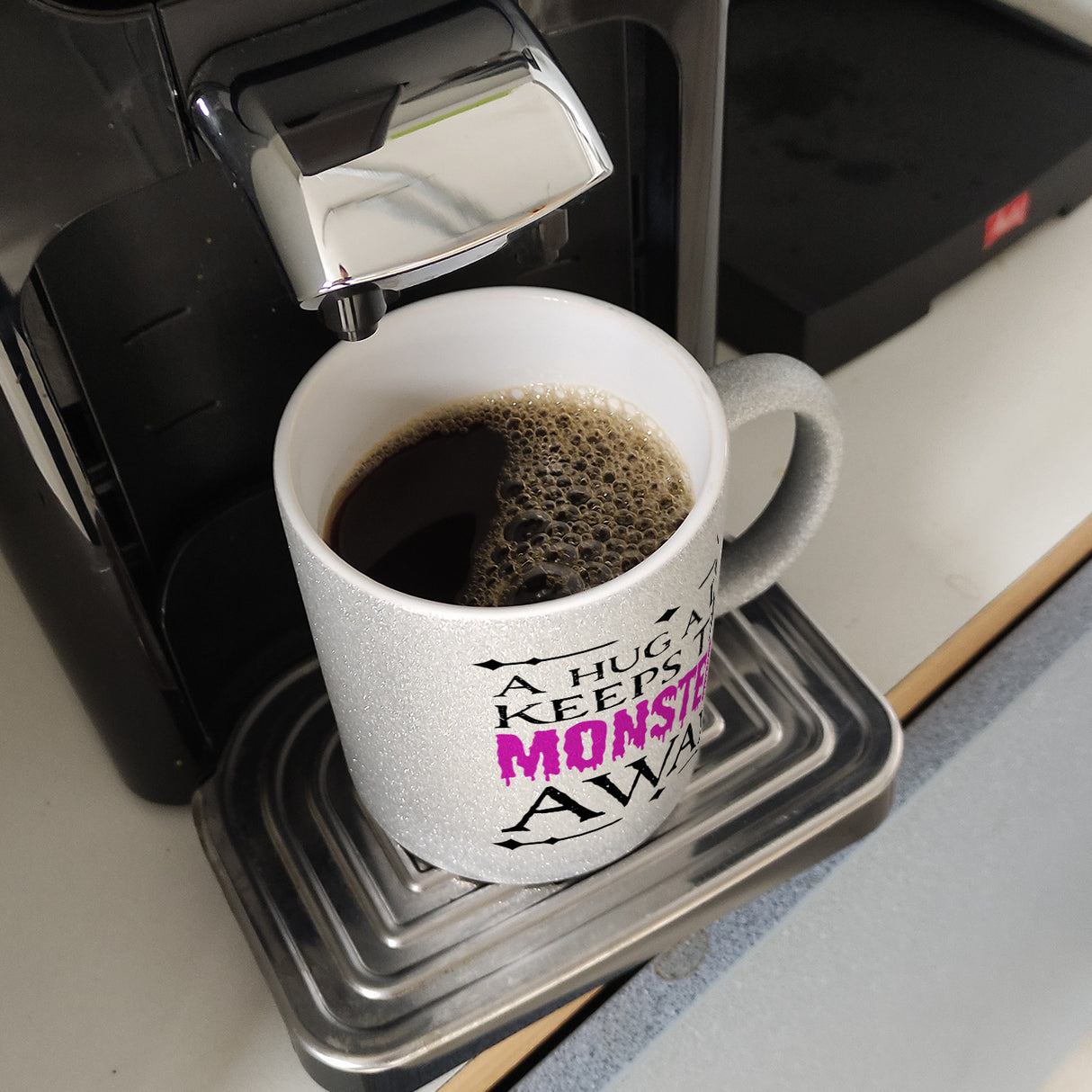 Kaffeetasse für Halloween mit Spruch - A hug a day keeps the monsters away