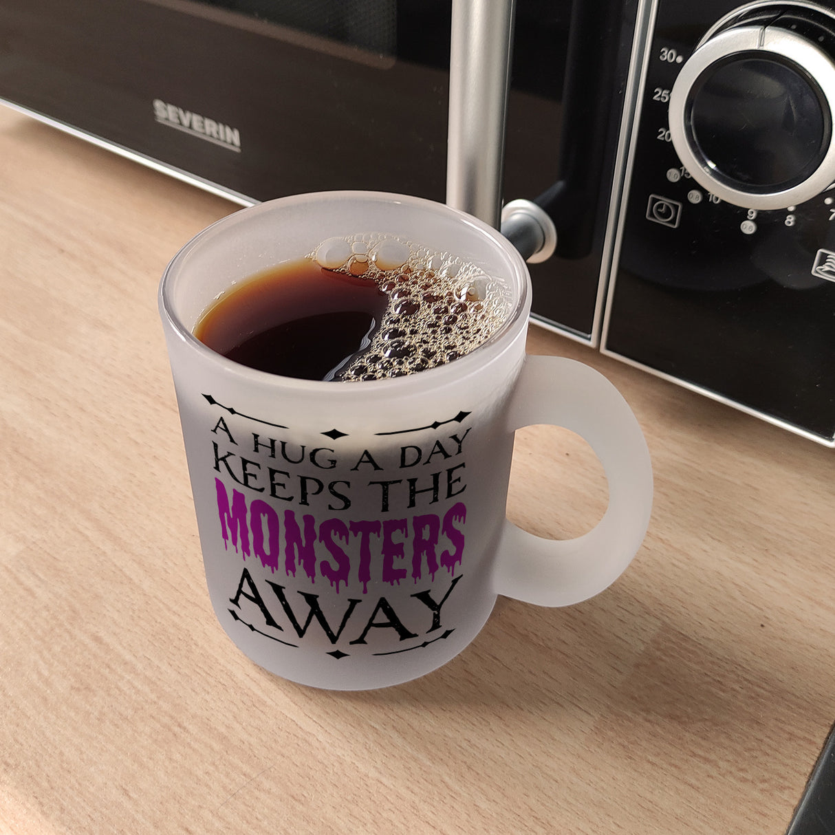 Kaffeetasse für Halloween mit Spruch - A hug a day keeps the monsters away