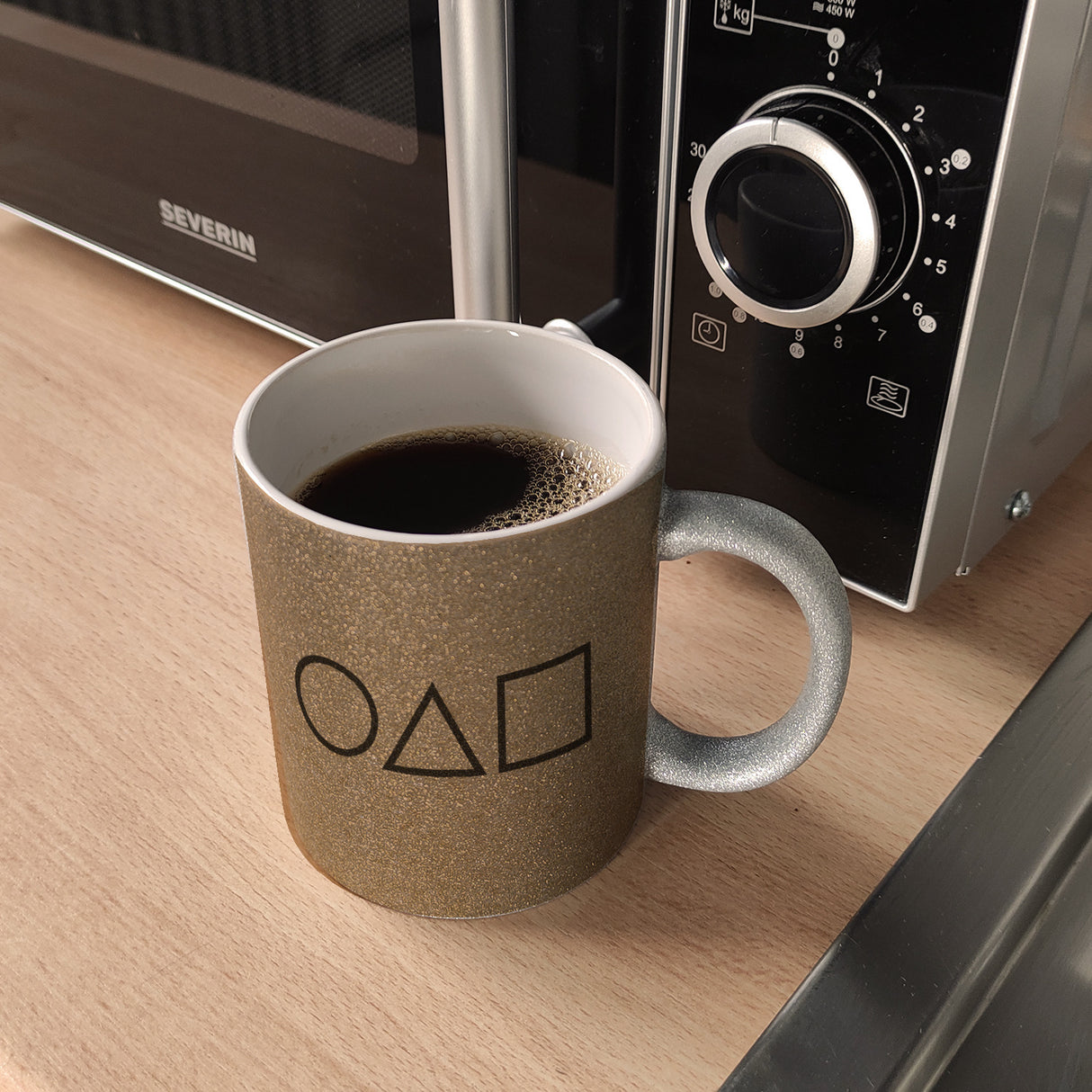 Kaffeebecher mit Serienmotiv Tintenfisch Kreis Dreieck Viereck Südkorea